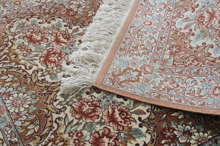 ペルシャ絨毯  クム産　シルク手織り  57×79cm　ラザヴィ工房