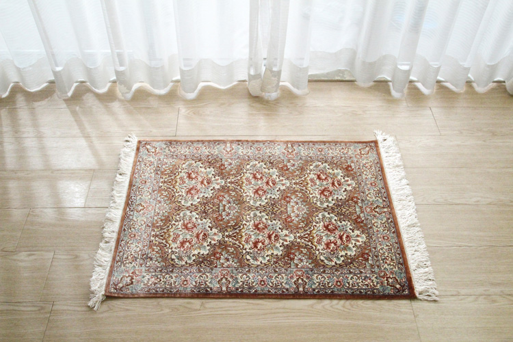 ペルシャ絨毯  クム産　シルク手織り  57×79cm　ラザヴィ工房